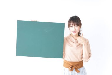 Tahtası olan genç bir kadın