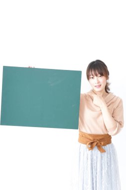 Tahtası olan genç bir kadın