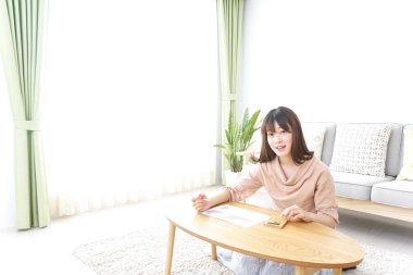 Evde çalışan genç bir kadın.