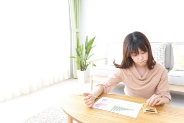 Evde çalışan genç bir kadın.