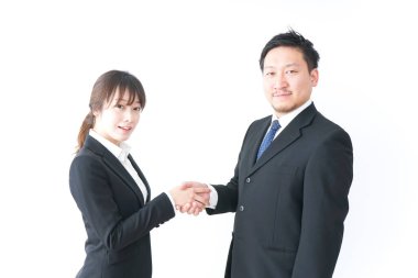 İş adamları kartvizit alışverişi yapıyor.