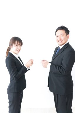 İş adamları kartvizit alışverişi yapıyor.