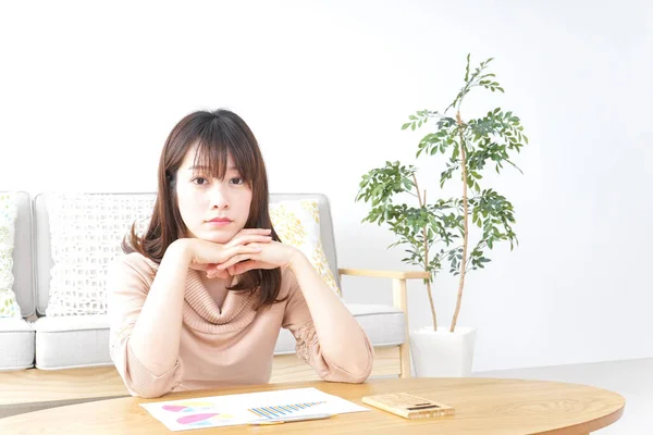 Jonge Vrouw Die Thuis Werkt — Stockfoto