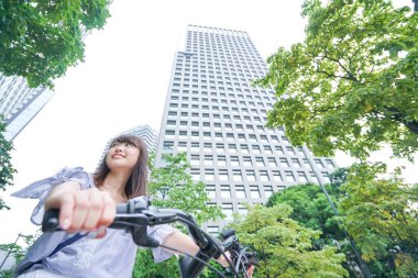 İş kadını bisikletle gidip geliyor