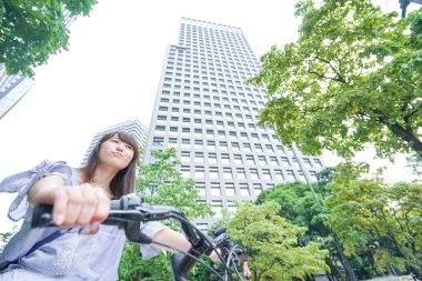 İş kadını bisikletle gidip geliyor