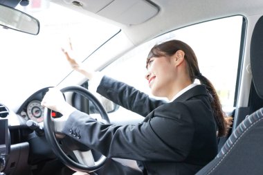 İş kadını araba kullanıyor.