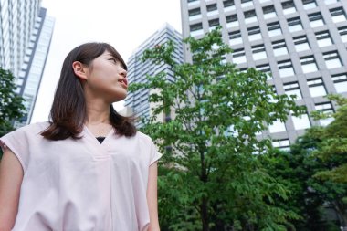 Şehirde yürüyen iş kadını