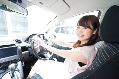 Araba süren genç bir kadın.