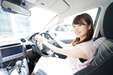 Araba süren genç bir kadın.