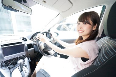 Araba süren genç bir kadın.