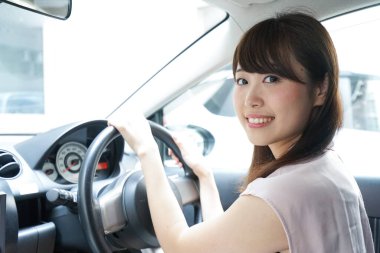 Araba süren genç bir kadın.