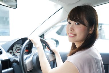 Araba süren genç bir kadın.