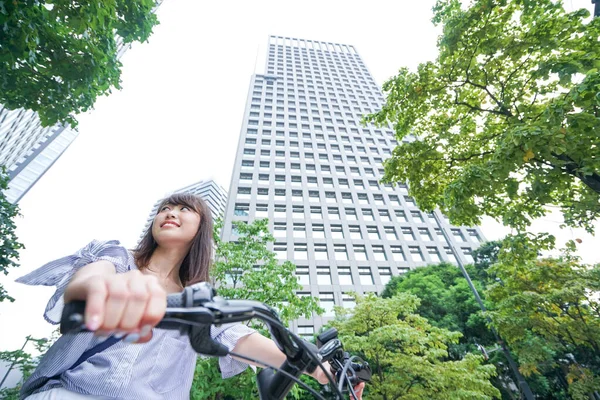 Geschäftsfrau Pendelt Mit Dem Fahrrad — Stockfoto