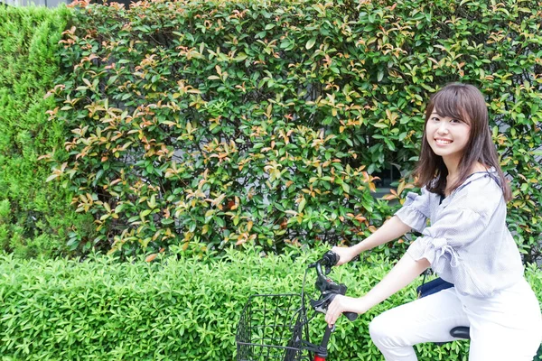 路上で自転車に乗っている実業家 — ストック写真