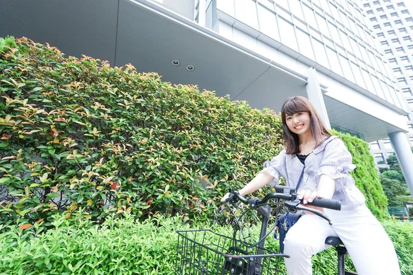 Geschäftsfrau Auf Dem Fahrrad Auf Der Straße — Stockfoto