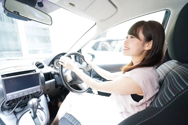 若い女性が車を運転して — ストック写真