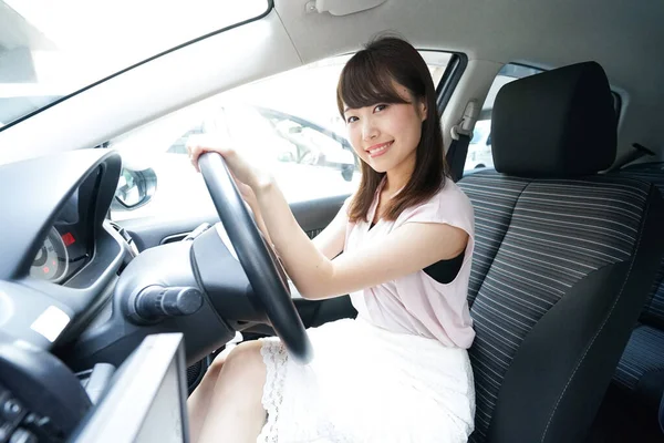 Jeune Femme Conduisant Une Voiture — Photo