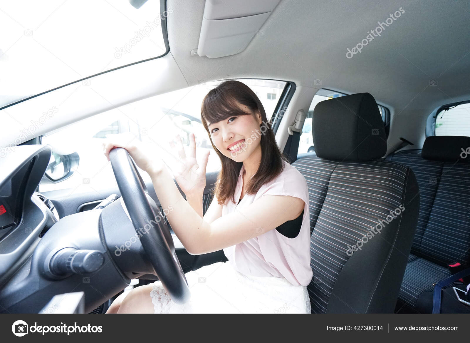 junge Frau tief Schneeräumen aus einem Auto mit einem Besen Stockfotografie  - Alamy