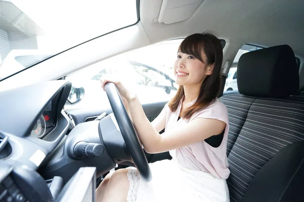 若い女性が車を運転して — ストック写真