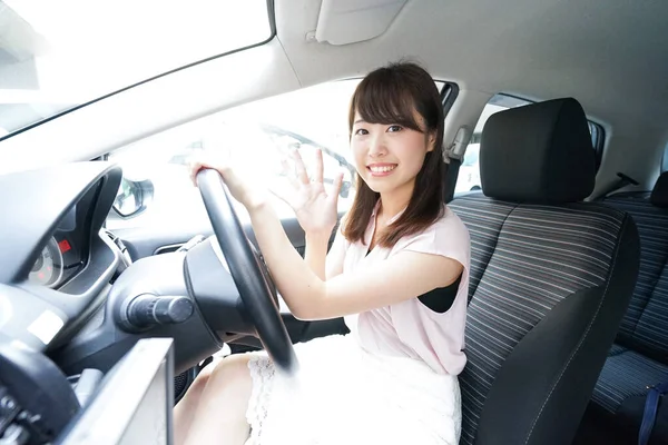 若い女性が車を運転して — ストック写真