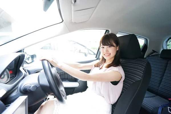 若い女性が車を運転して — ストック写真