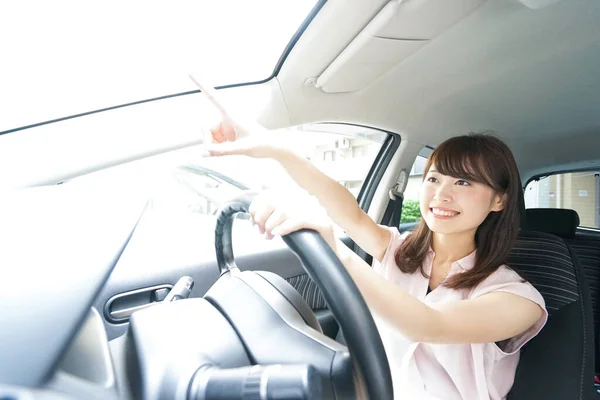 若い女性が車を運転して — ストック写真