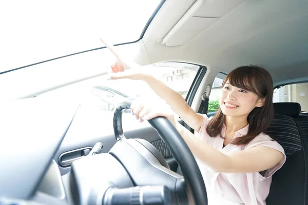 Młoda Kobieta Prowadząca Samochód — Zdjęcie stockowe