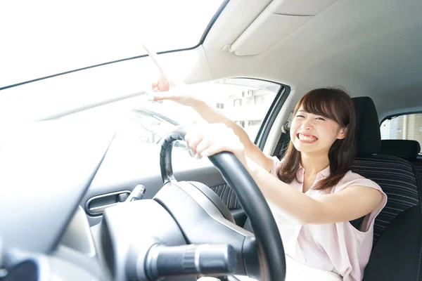 若い女性が車を運転して — ストック写真