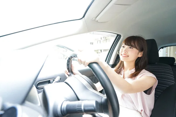 Jonge Vrouw Rijden Een Auto — Stockfoto