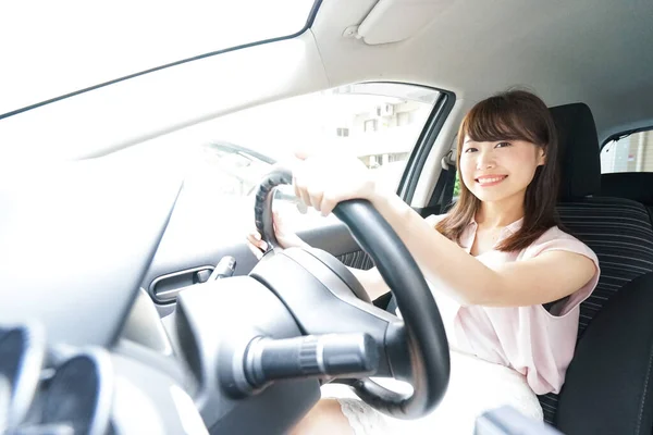 Mujer Joven Conduciendo Coche — Foto de Stock