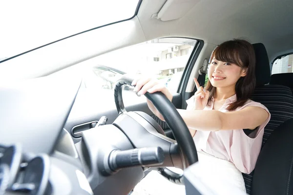 若い女性が車を運転して — ストック写真