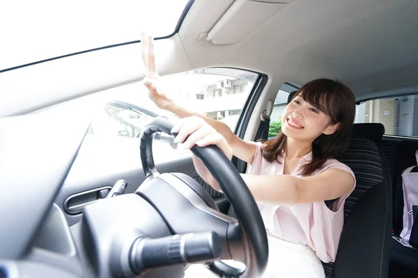 若い女性が車を運転して — ストック写真