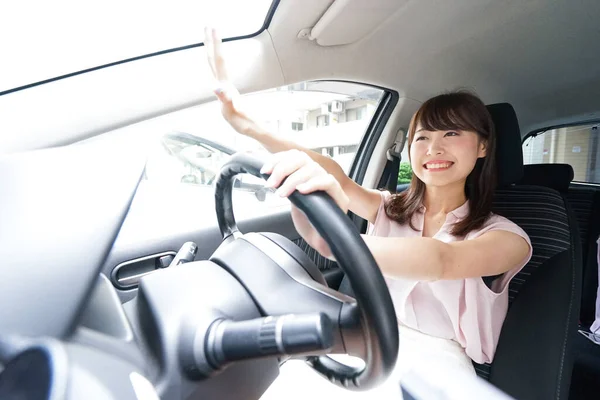 Młoda Kobieta Prowadząca Samochód — Zdjęcie stockowe