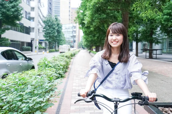 Geschäftsfrau Auf Dem Fahrrad — Stockfoto