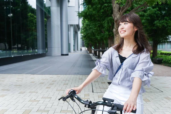 Geschäftsfrau Auf Dem Fahrrad — Stockfoto