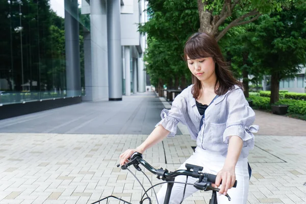 Geschäftsfrau Auf Dem Fahrrad — Stockfoto