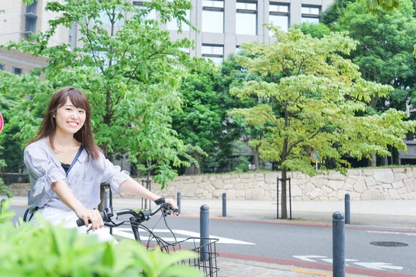 Geschäftsfrau Auf Dem Fahrrad — Stockfoto