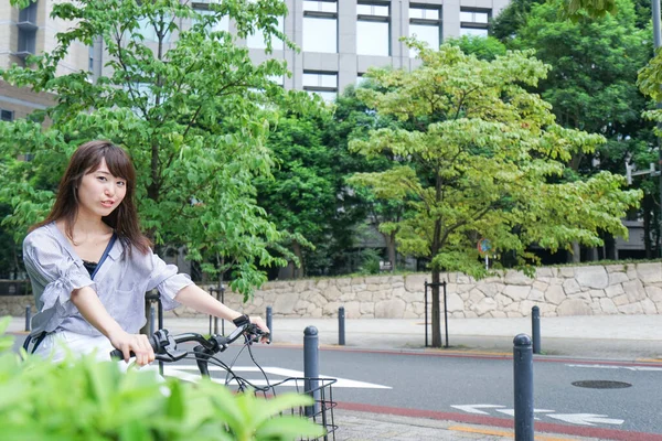 Geschäftsfrau Auf Dem Fahrrad — Stockfoto