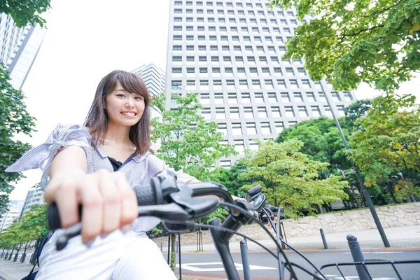 Geschäftsfrau Auf Dem Fahrrad — Stockfoto