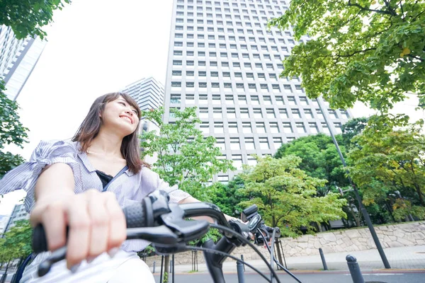 Geschäftsfrau Auf Dem Fahrrad — Stockfoto