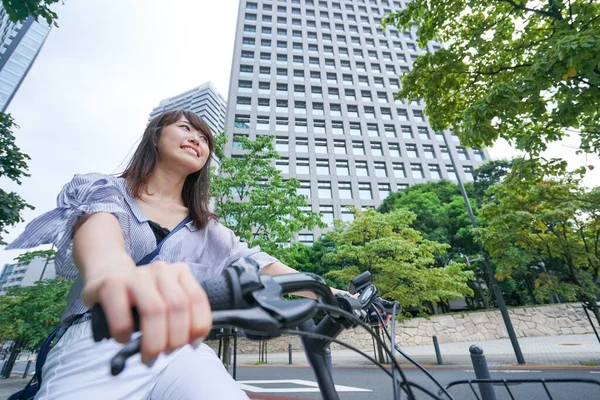 Business Woman Riding Bicycle — Stock Photo, Image