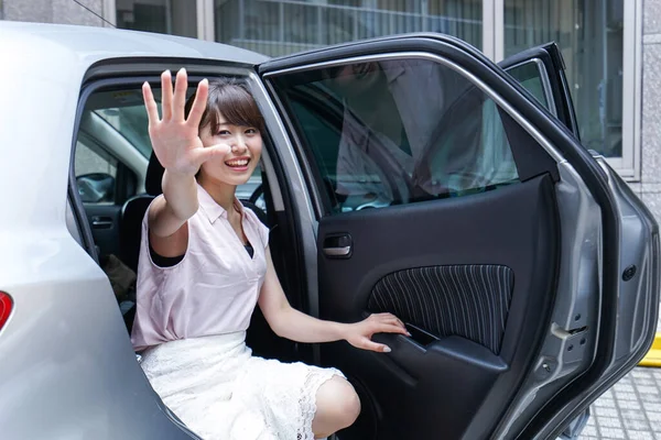 Jovem Mulher Saindo Carro — Fotografia de Stock