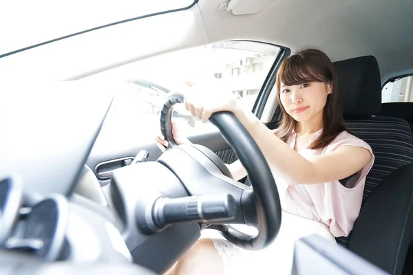 Junge Frau Mit Auto Unterwegs — Stockfoto