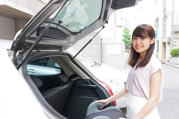 Jeune Femme Sortant Voiture — Photo