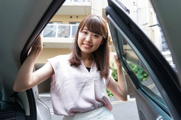 Jovem Mulher Saindo Carro — Fotografia de Stock