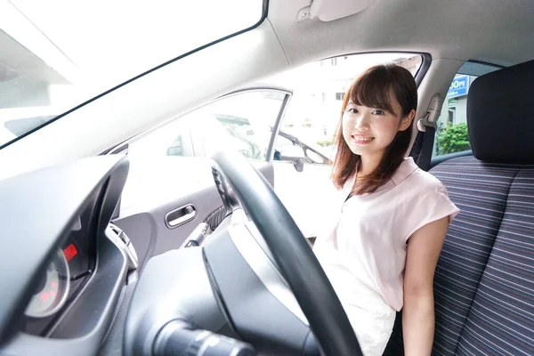 若い女性が車で出て行く — ストック写真