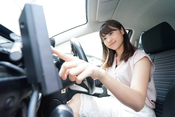 若い女性が車で出て行く — ストック写真