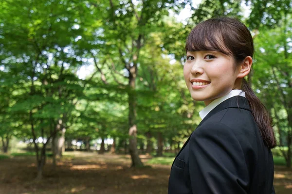 Glimlachend Zakenvrouw Imago Het Park — Stockfoto