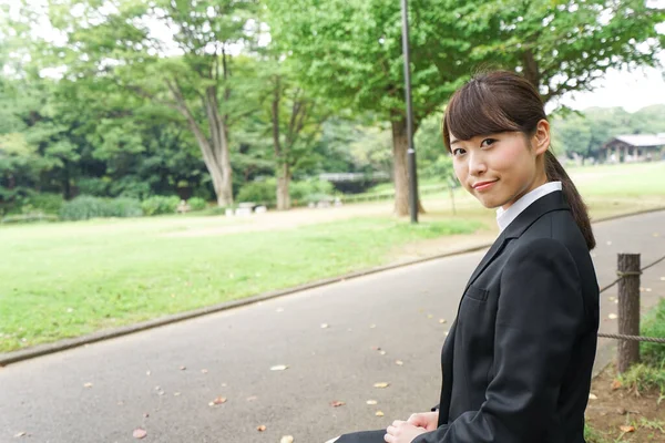 公園内の笑顔の実業家のイメージ — ストック写真