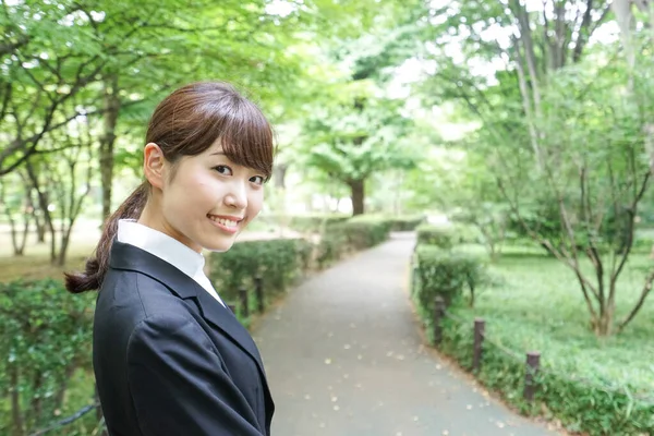 Portret Azjatyckiej Bizneswoman Stojącej Świeżym Powietrzu Dzień — Zdjęcie stockowe